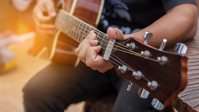 ¿Por qué aprender a tocar la guitarra?