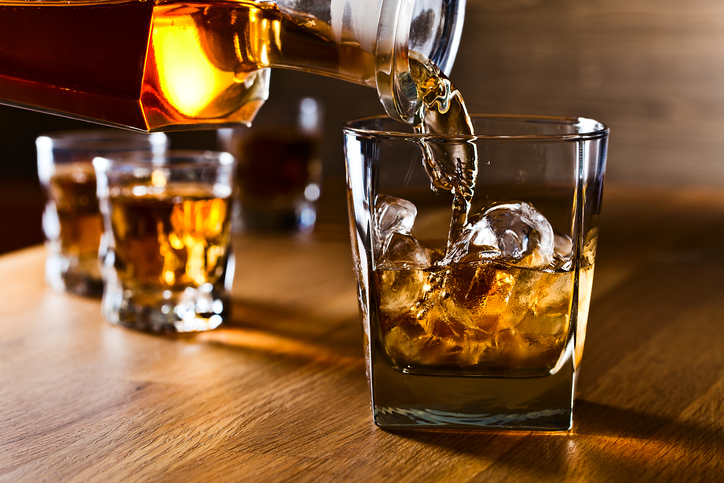 ¿En qué se diferencia el whisky de malta vs. el de grano?