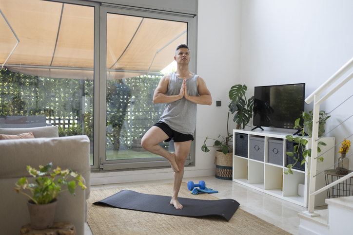 Yoga y meditación en casa para hombres: cómo empezar sin complicarte